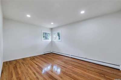 Home For Sale in Lindenhurst, New York