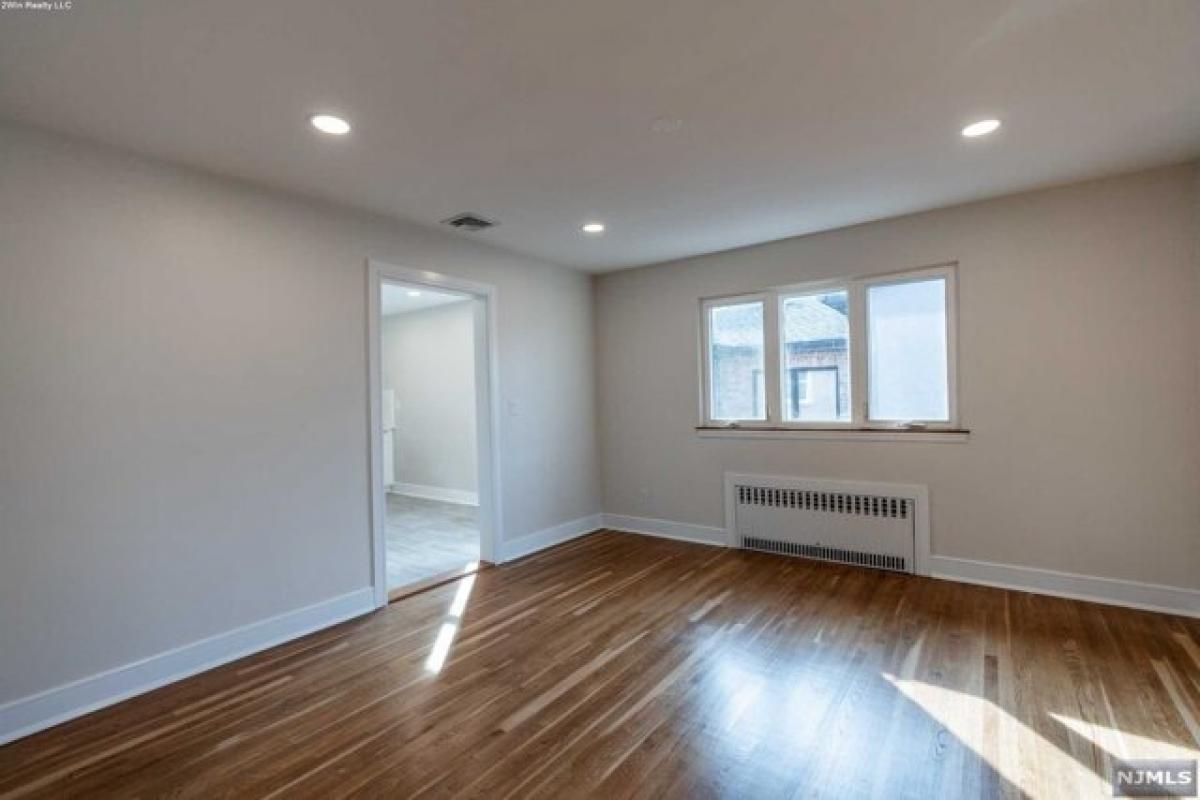 Picture of Home For Rent in Palisades Park, New Jersey, United States