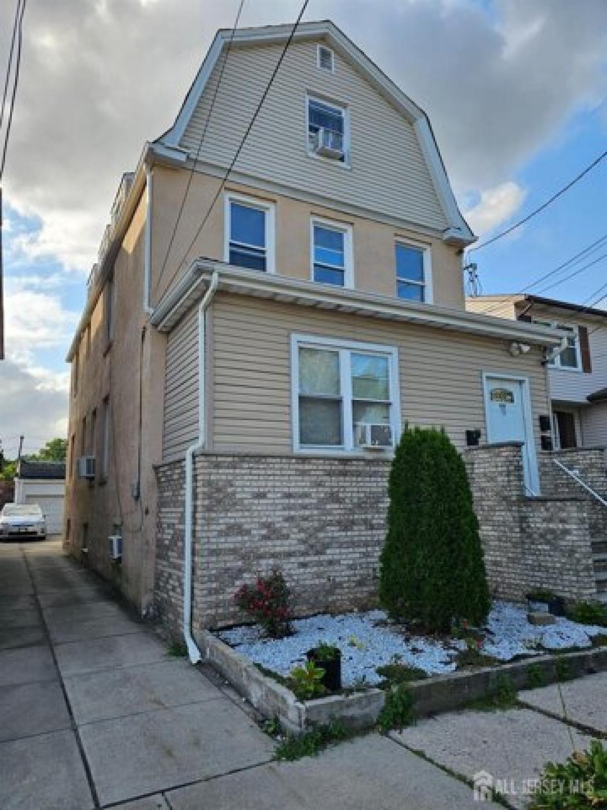 Picture of Home For Sale in Perth Amboy, New Jersey, United States