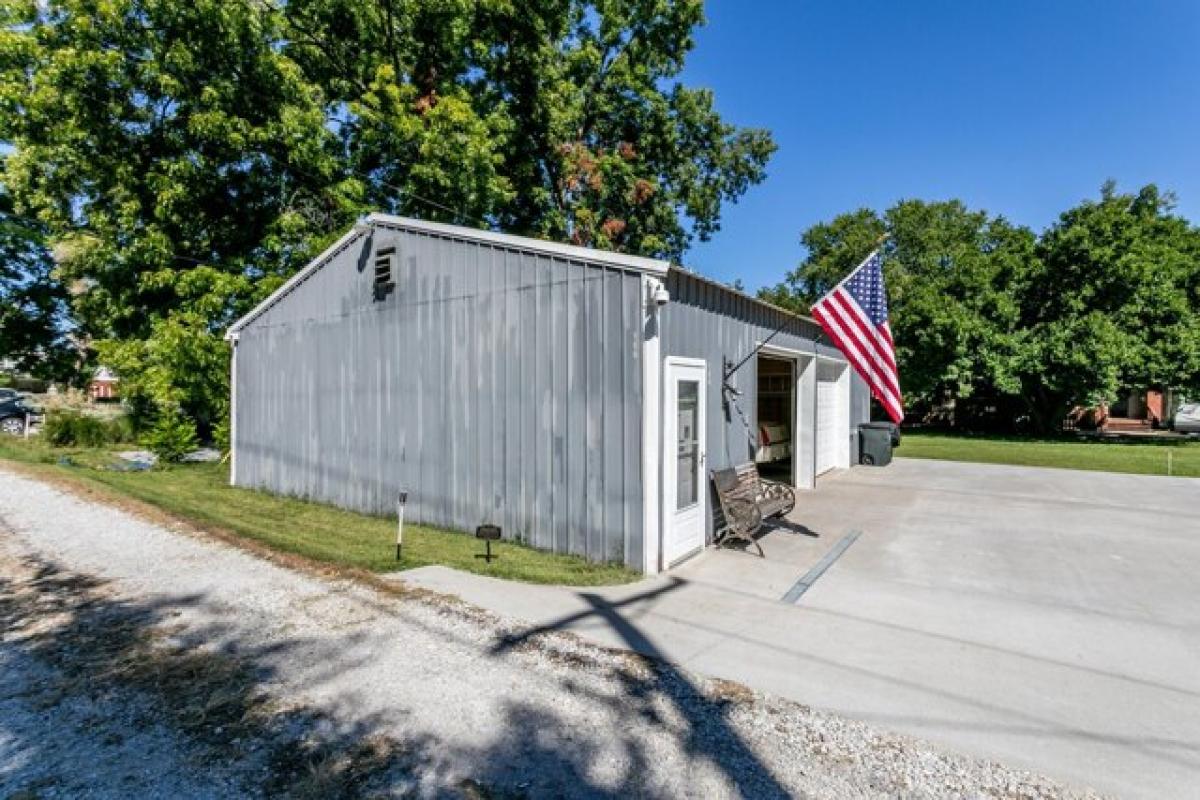 Picture of Home For Sale in New Franklin, Missouri, United States