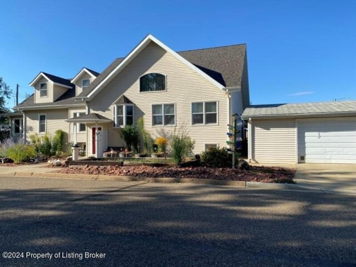 Picture of Home For Sale in New England, North Dakota, United States