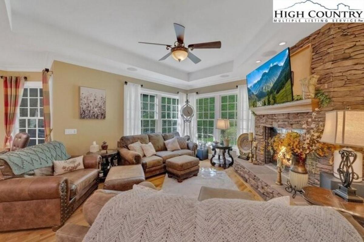 Picture of Home For Sale in Sugar Grove, North Carolina, United States