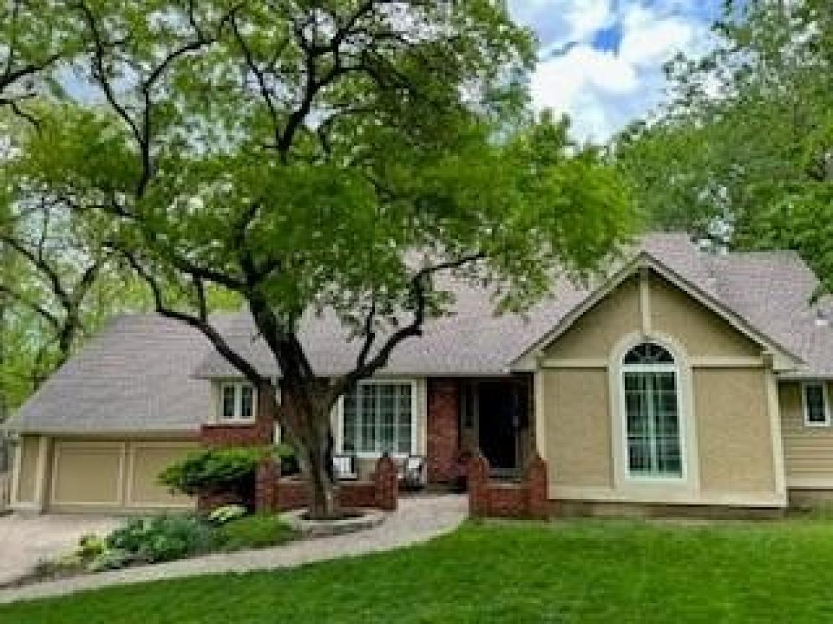 Picture of Home For Sale in Leawood, Kansas, United States