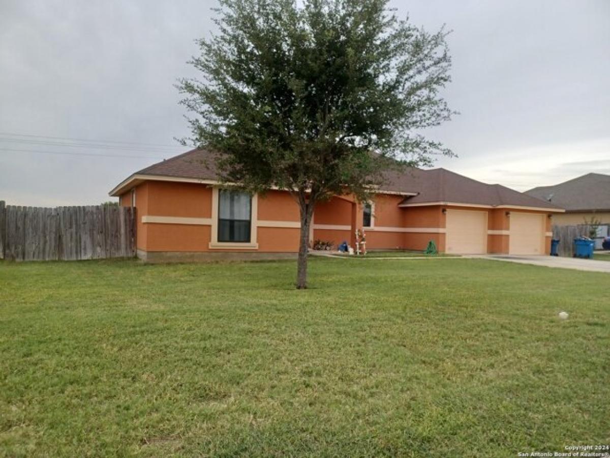 Picture of Home For Sale in Pleasanton, Texas, United States