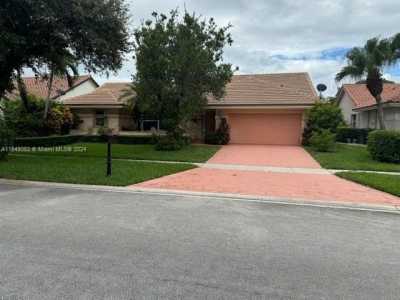 Home For Sale in Pembroke Pines, Florida