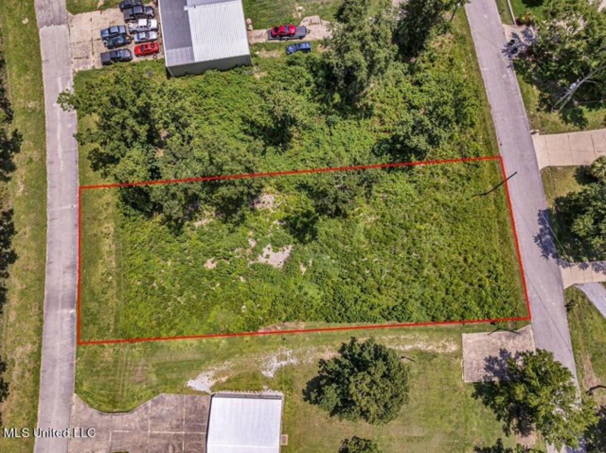 Picture of Residential Land For Sale in Diamondhead, Mississippi, United States