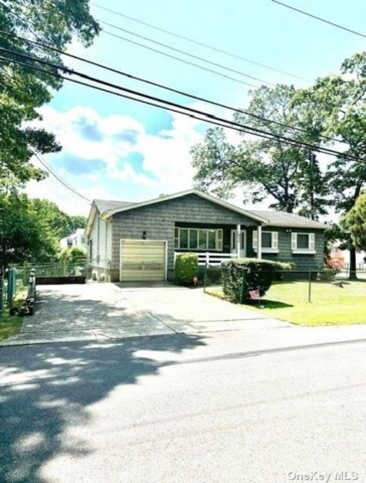 Picture of Home For Sale in West Islip, New York, United States