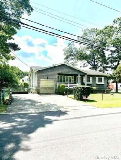 Home For Sale in West Islip, New York