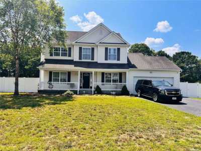 Home For Sale in Medford, New York