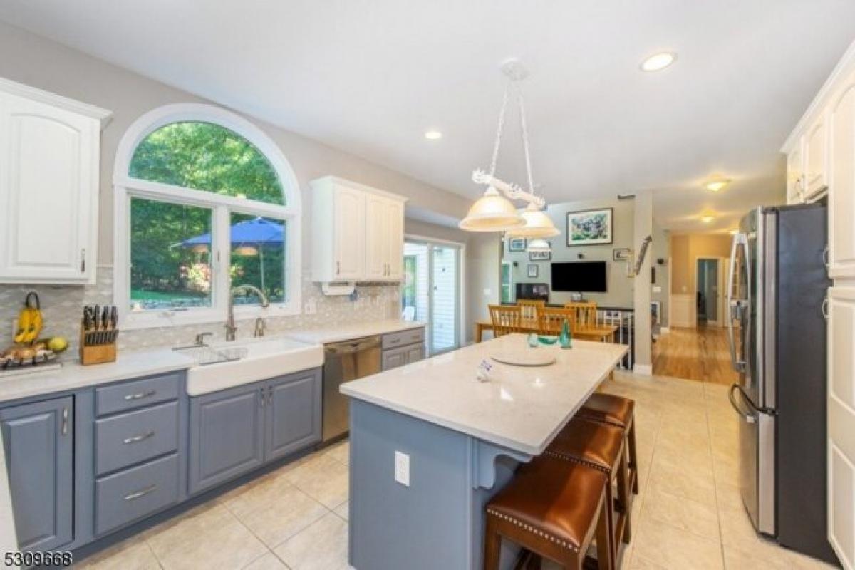 Picture of Home For Sale in West Milford, New Jersey, United States