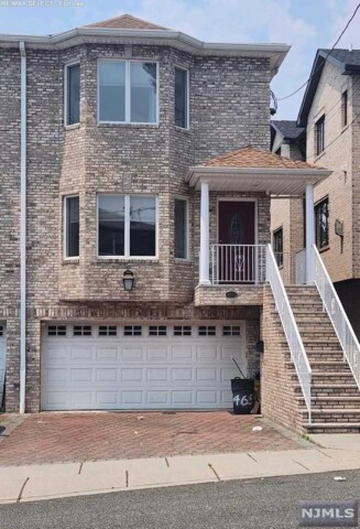 Picture of Home For Sale in Palisades Park, New Jersey, United States