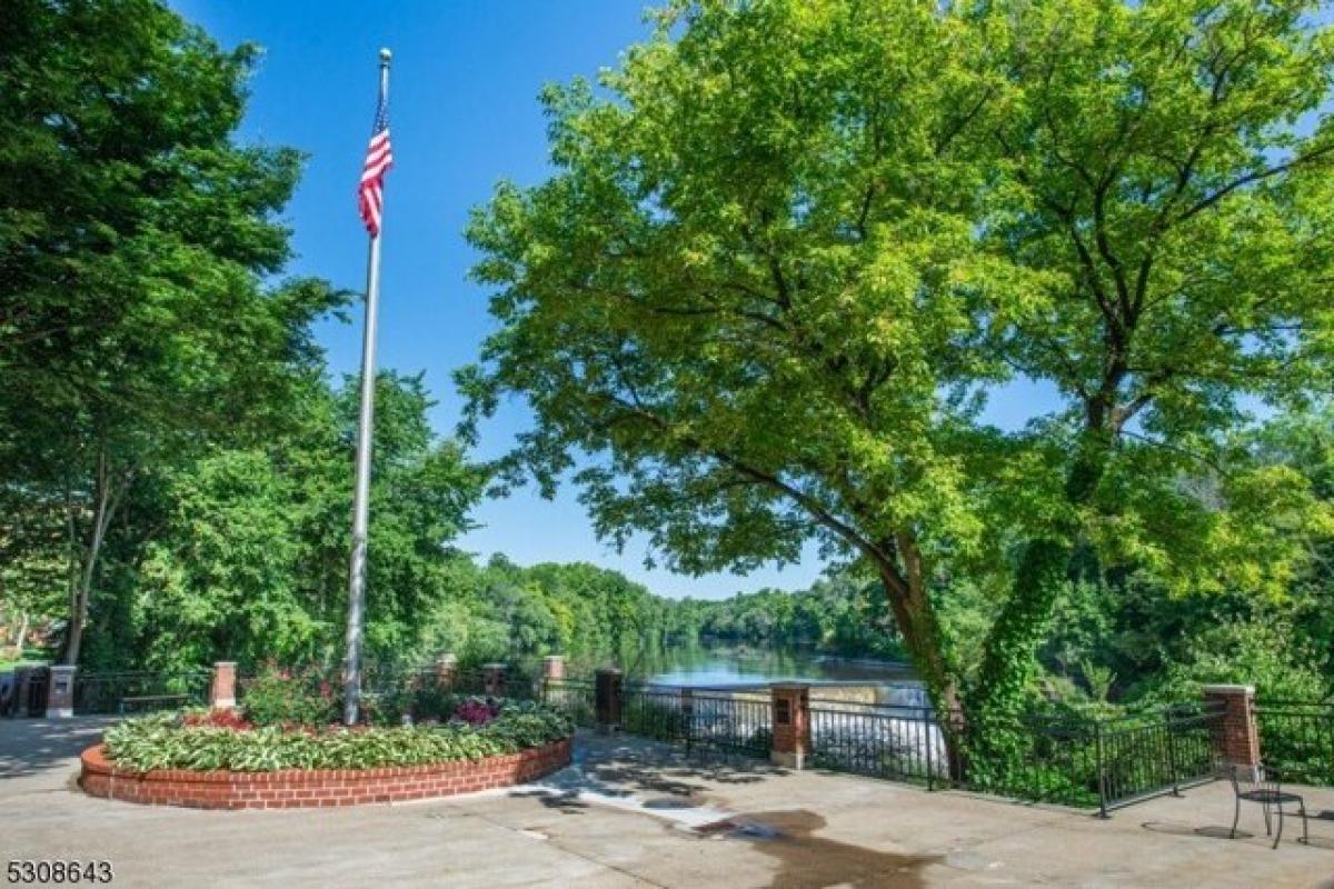 Picture of Home For Sale in Little Falls, New Jersey, United States