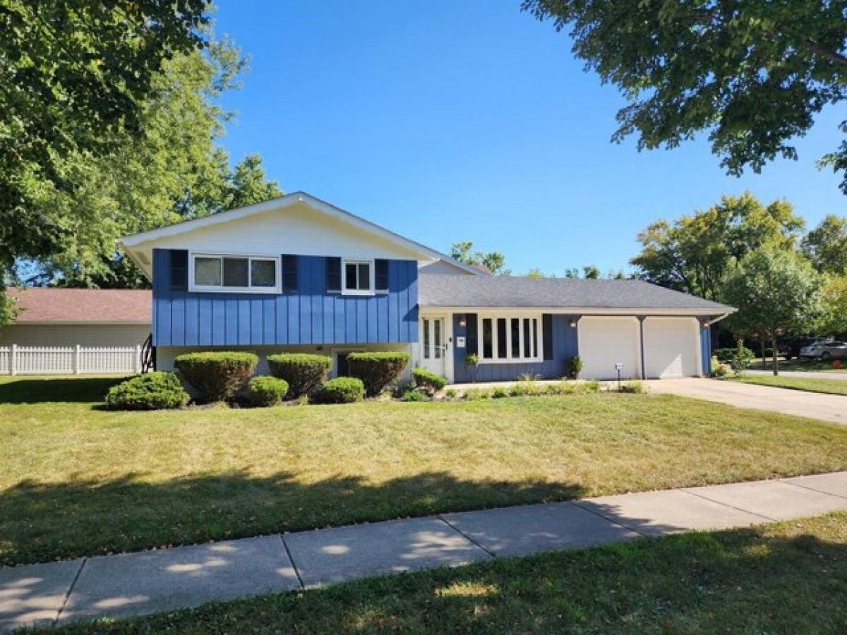 Picture of Home For Sale in Schaumburg, Illinois, United States