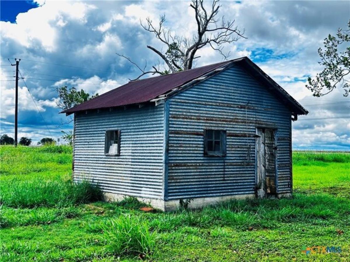 Picture of Home For Sale in Yoakum, Texas, United States