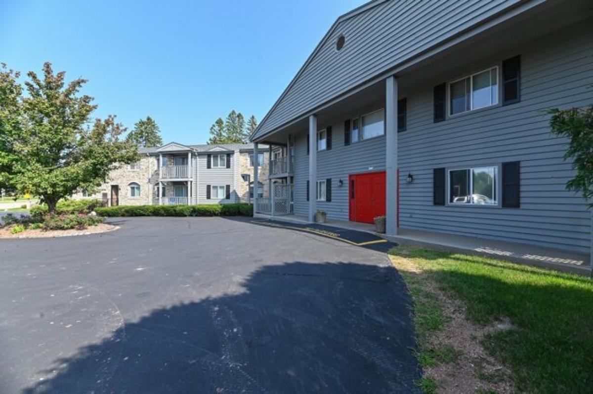 Picture of Home For Sale in Glendale, Wisconsin, United States