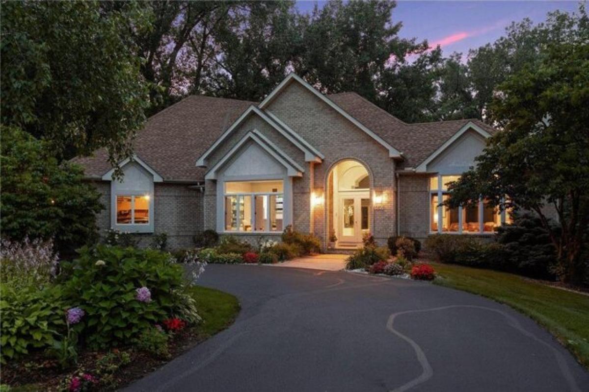 Picture of Home For Sale in Mendota Heights, Minnesota, United States