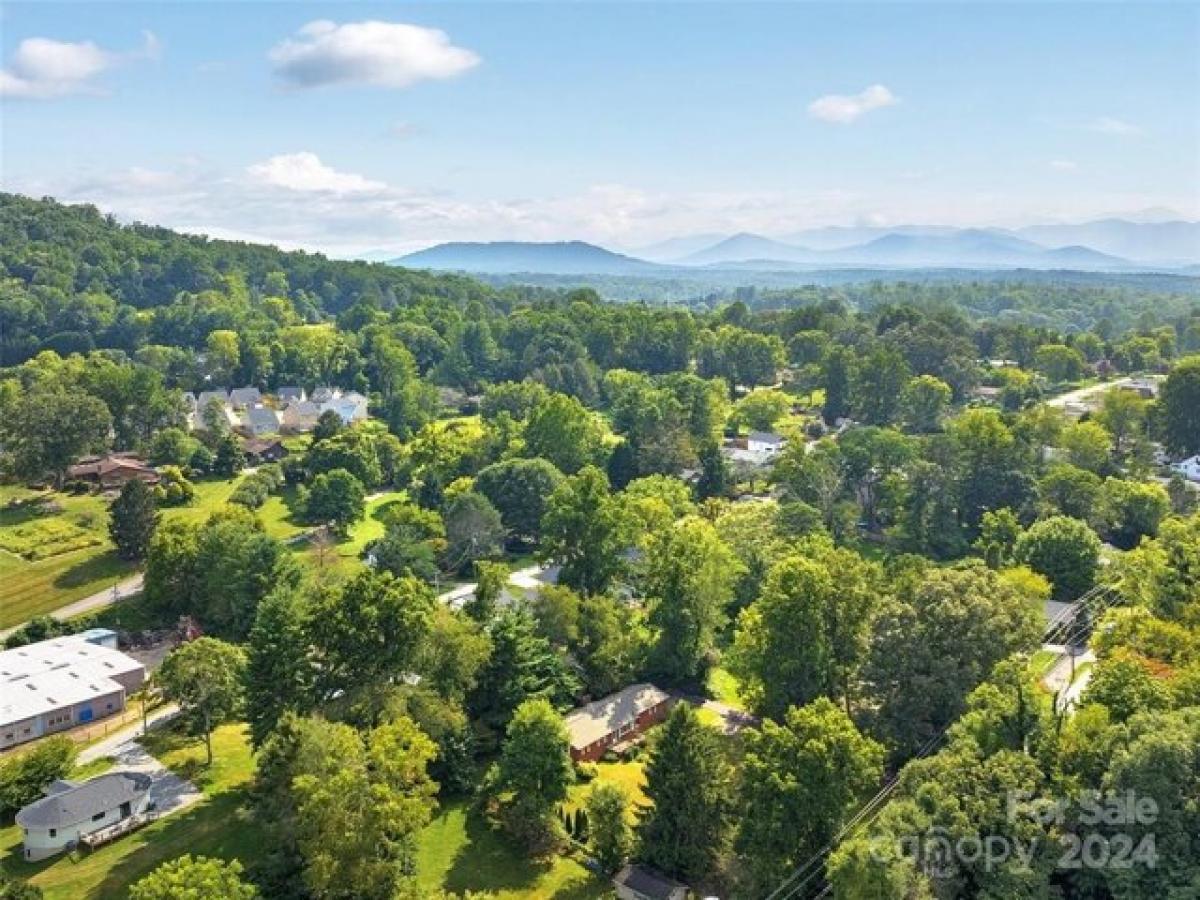 Picture of Home For Sale in Asheville, North Carolina, United States