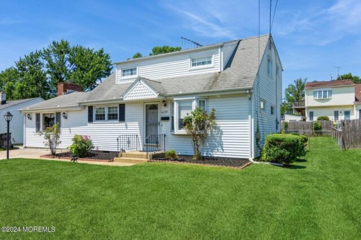 Picture of Home For Sale in Hazlet, New Jersey, United States