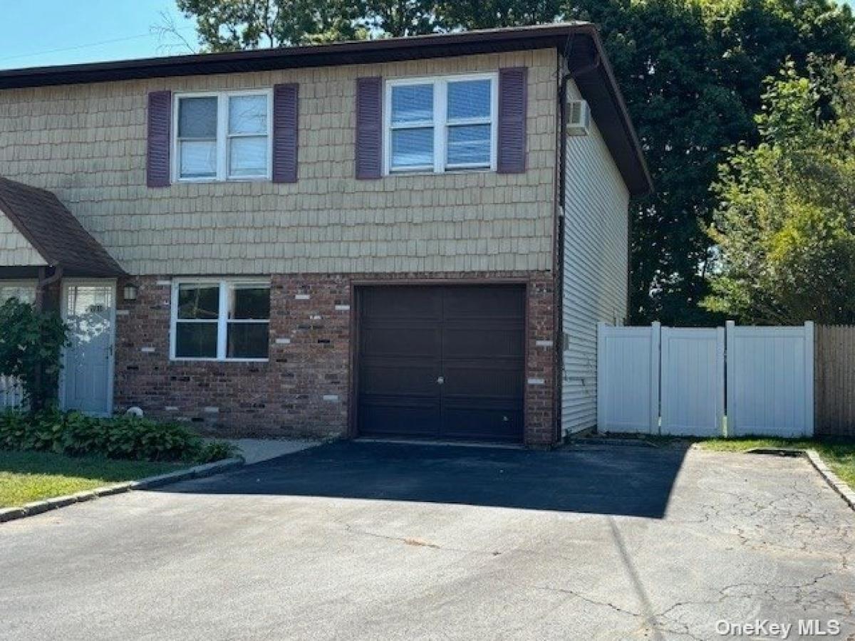 Picture of Home For Rent in West Babylon, New York, United States