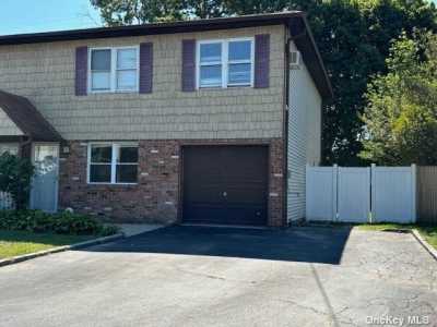 Home For Rent in West Babylon, New York