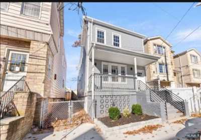 Home For Rent in Newark, New Jersey