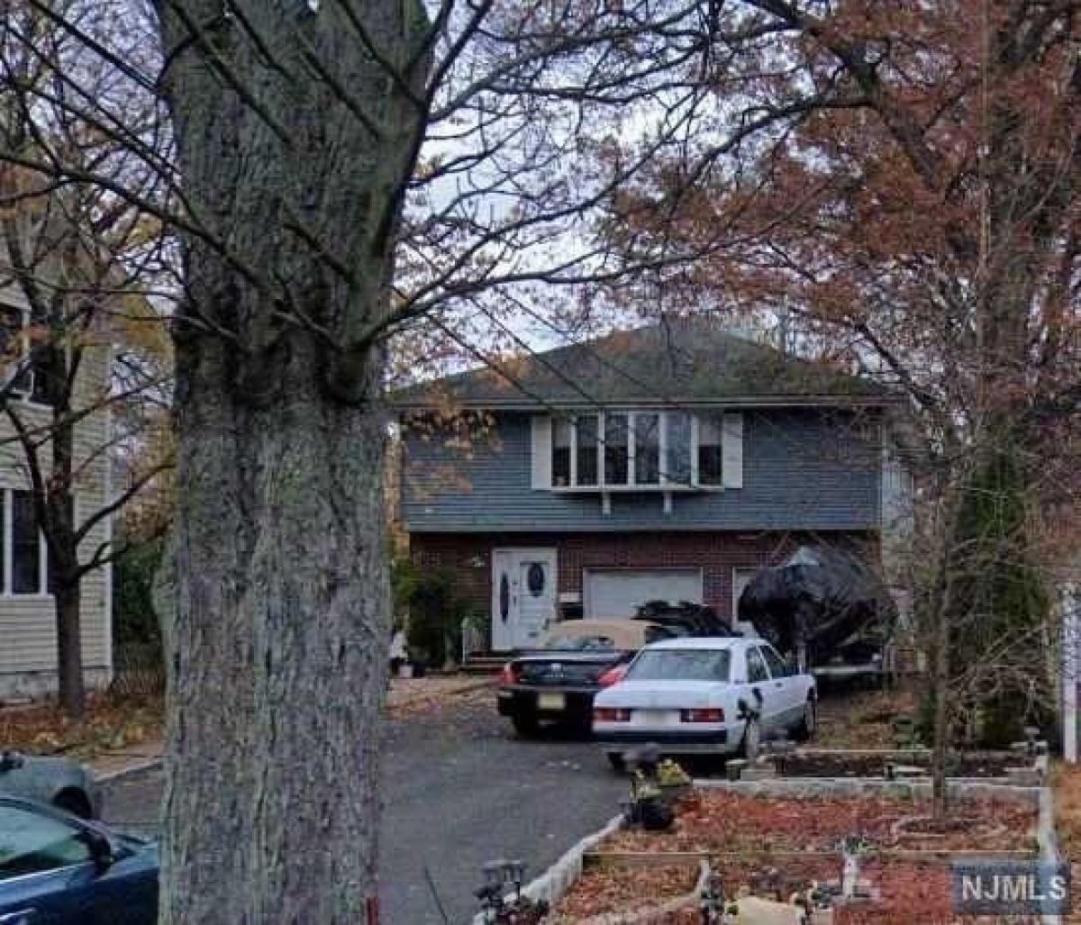 Picture of Home For Sale in Bergenfield, New Jersey, United States