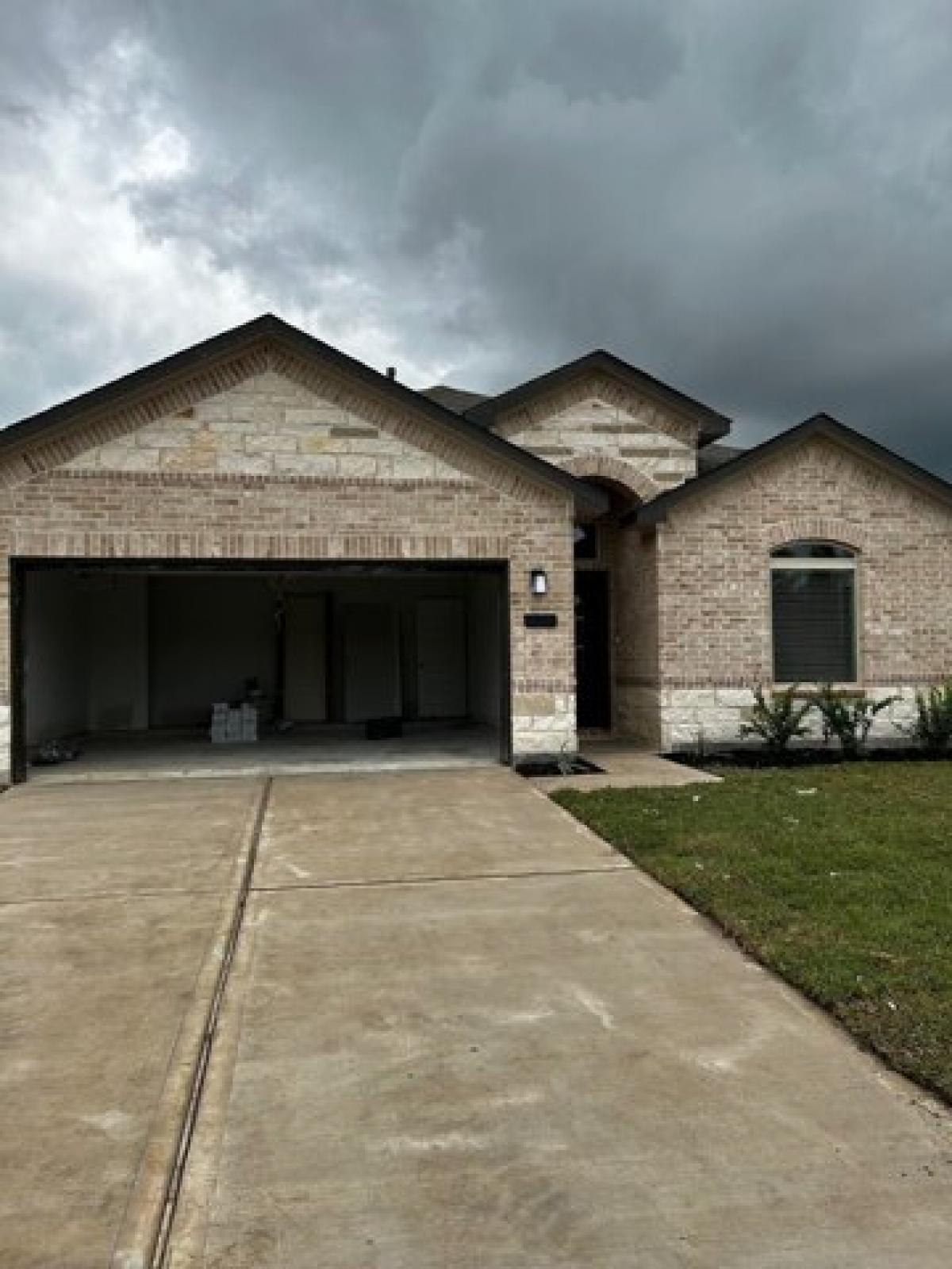 Picture of Home For Sale in Alvin, Texas, United States