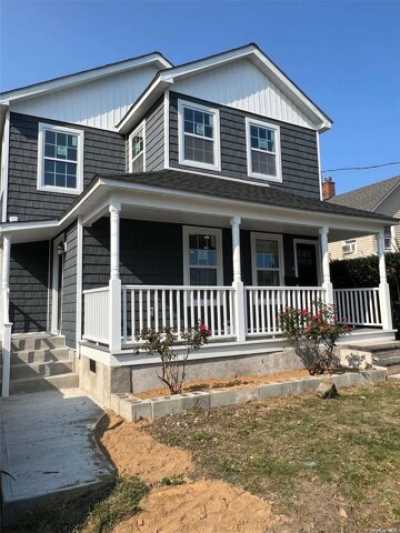 Home For Sale in Freeport, New York