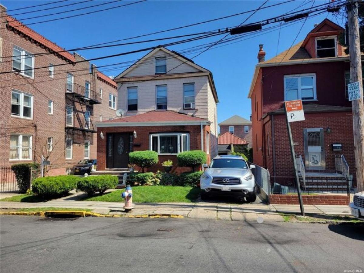 Picture of Home For Sale in East Elmhurst, New York, United States