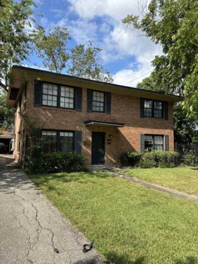 Home For Rent in Bellaire, Texas