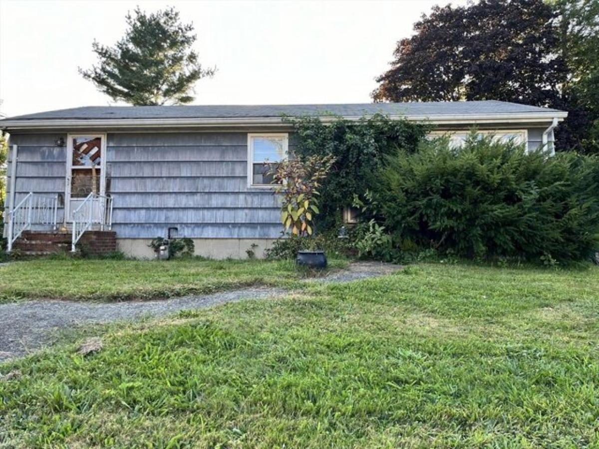 Picture of Home For Sale in Taunton, Massachusetts, United States