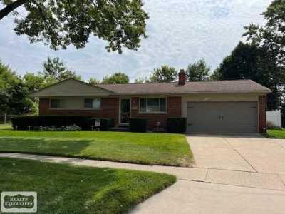 Home For Sale in Sterling Heights, Michigan