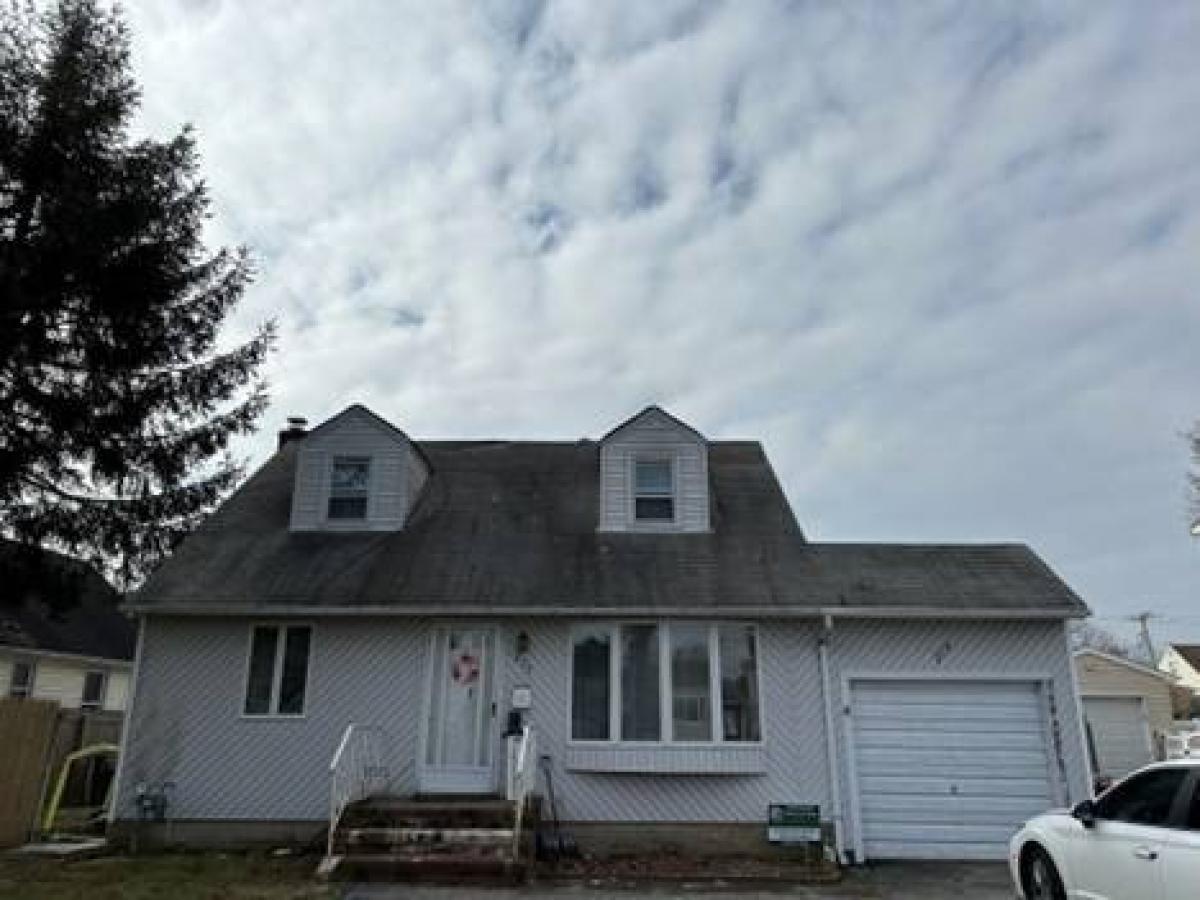 Picture of Home For Sale in Lindenhurst, New York, United States