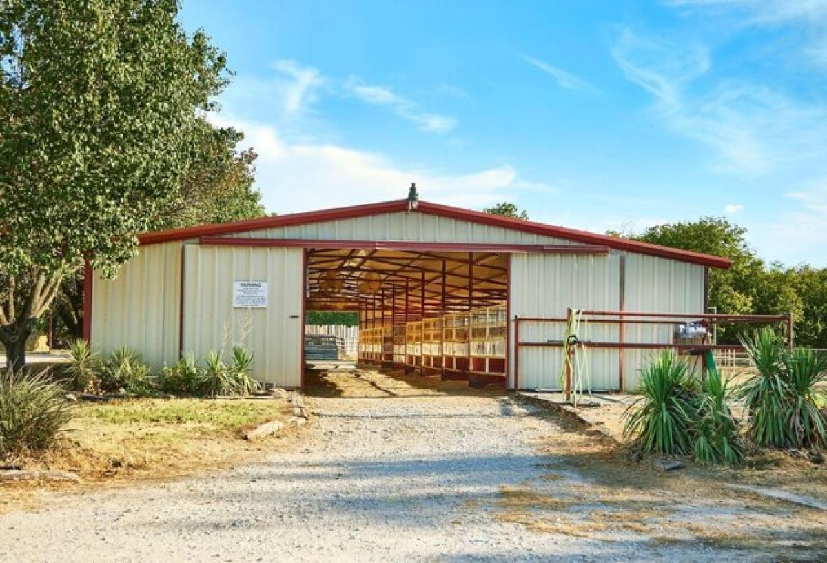 Picture of Home For Sale in Gainesville, Texas, United States