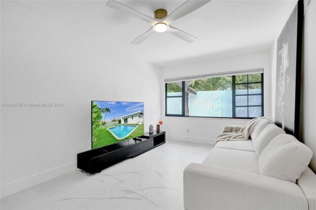 Picture of Home For Sale in North Bay Village, Florida, United States