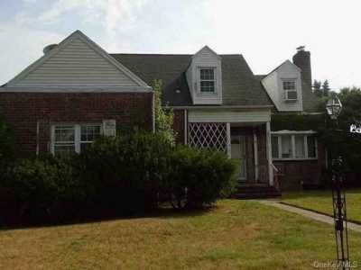 Home For Sale in Malverne, New York