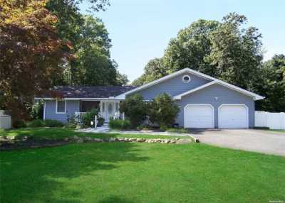 Home For Sale in Middle Island, New York