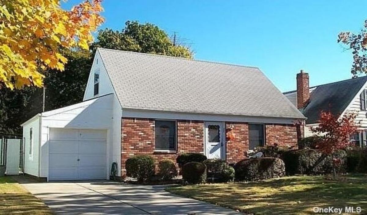 Picture of Home For Sale in West Hempstead, New York, United States