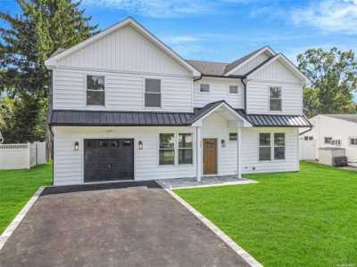 Home For Sale in Levittown, New York