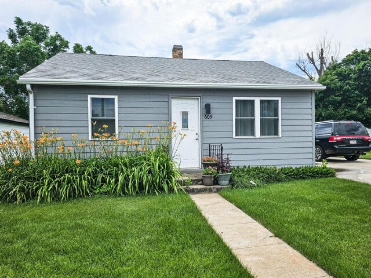 Picture of Home For Sale in Wagner, South Dakota, United States