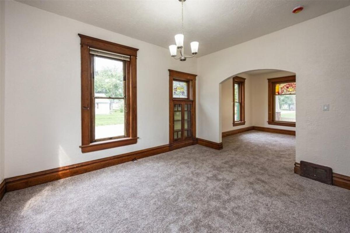 Picture of Home For Sale in Winterset, Iowa, United States