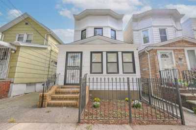 Home For Sale in Woodhaven, New York