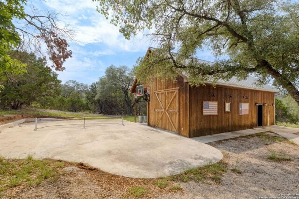 Picture of Home For Sale in Concan, Texas, United States