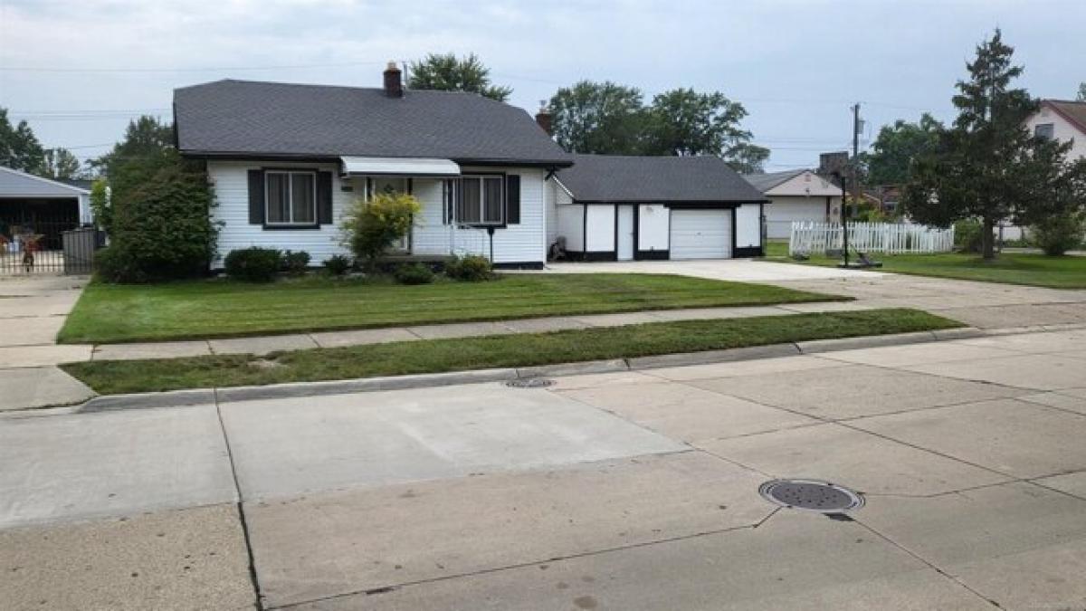 Picture of Home For Sale in Saint Clair Shores, Michigan, United States