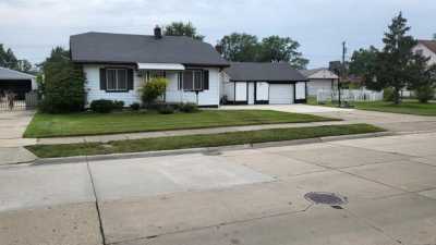 Home For Sale in Saint Clair Shores, Michigan