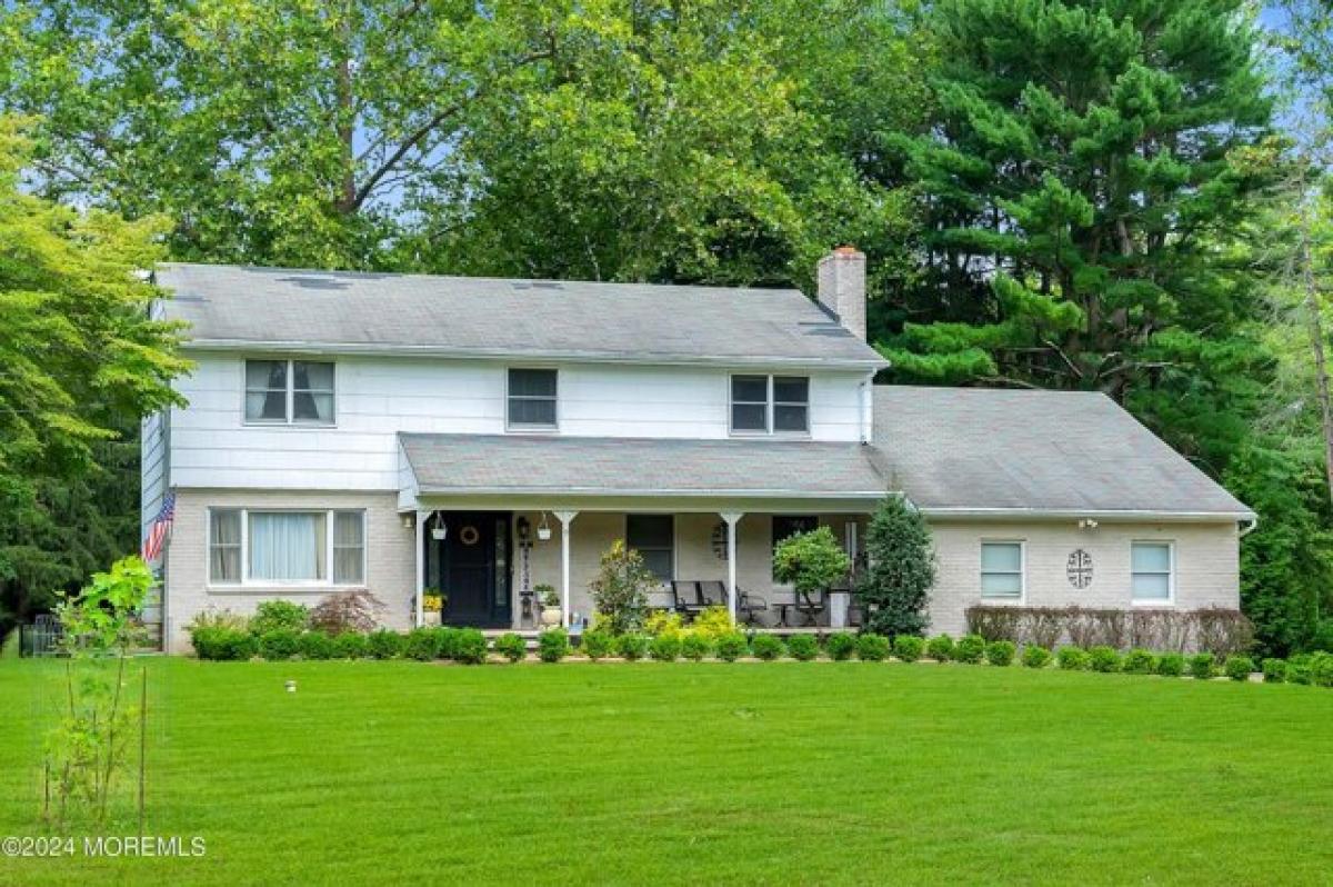 Picture of Home For Sale in Colts Neck, New Jersey, United States