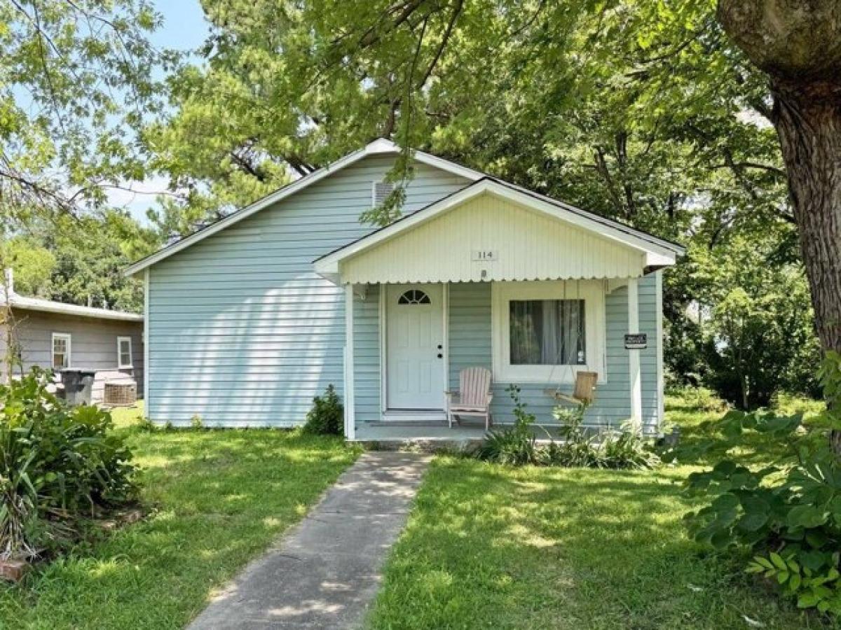 Picture of Home For Sale in Oswego, Kansas, United States