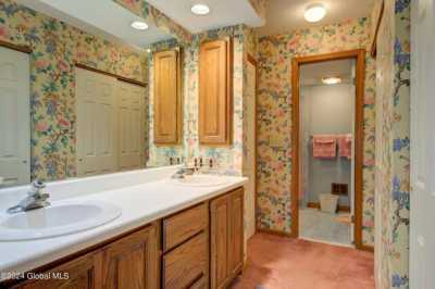 Home For Sale in Niskayuna, New York