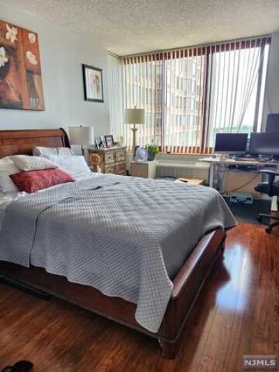 Home For Rent in Fort Lee, New Jersey