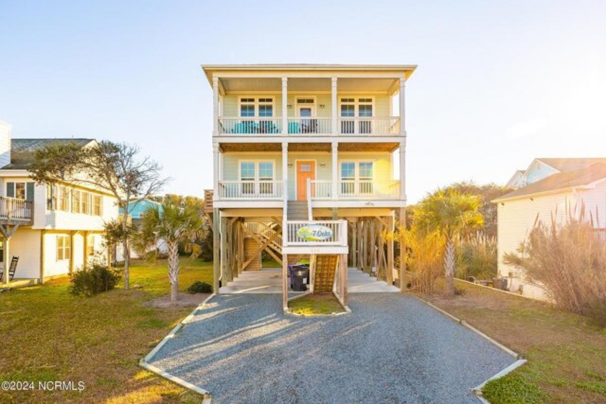 Picture of Home For Sale in Oak Island, North Carolina, United States